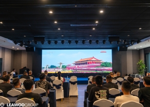 良木道門窗集團全體員工觀看抗戰(zhàn)勝利80周年閱兵：見證國家富強，共筑企業(yè)夢想